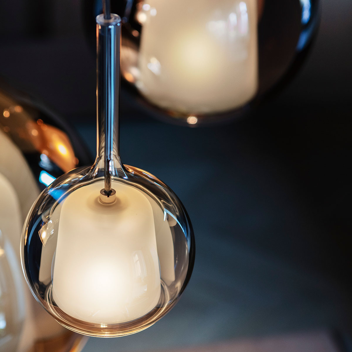 Penta Light Glo Komposition 7-flammig, Baldachin Ø: 60 cm Hängeleuchte – mundgeblasenes Glas in Weiß, ästhetische Formsprache, weiche Lichtstimmung, bringt Atmosphäre ins Wohnzimmer Penta Light Designerleuchte Glo Komposition 7-flammig, Baldachin Ø: 60 cm Designerleuchte – mundgeblasenes Glas in Titanfarben, moderne Formsprache, harmonische Beleuchtung, geeignet fürs Schlafzimmer