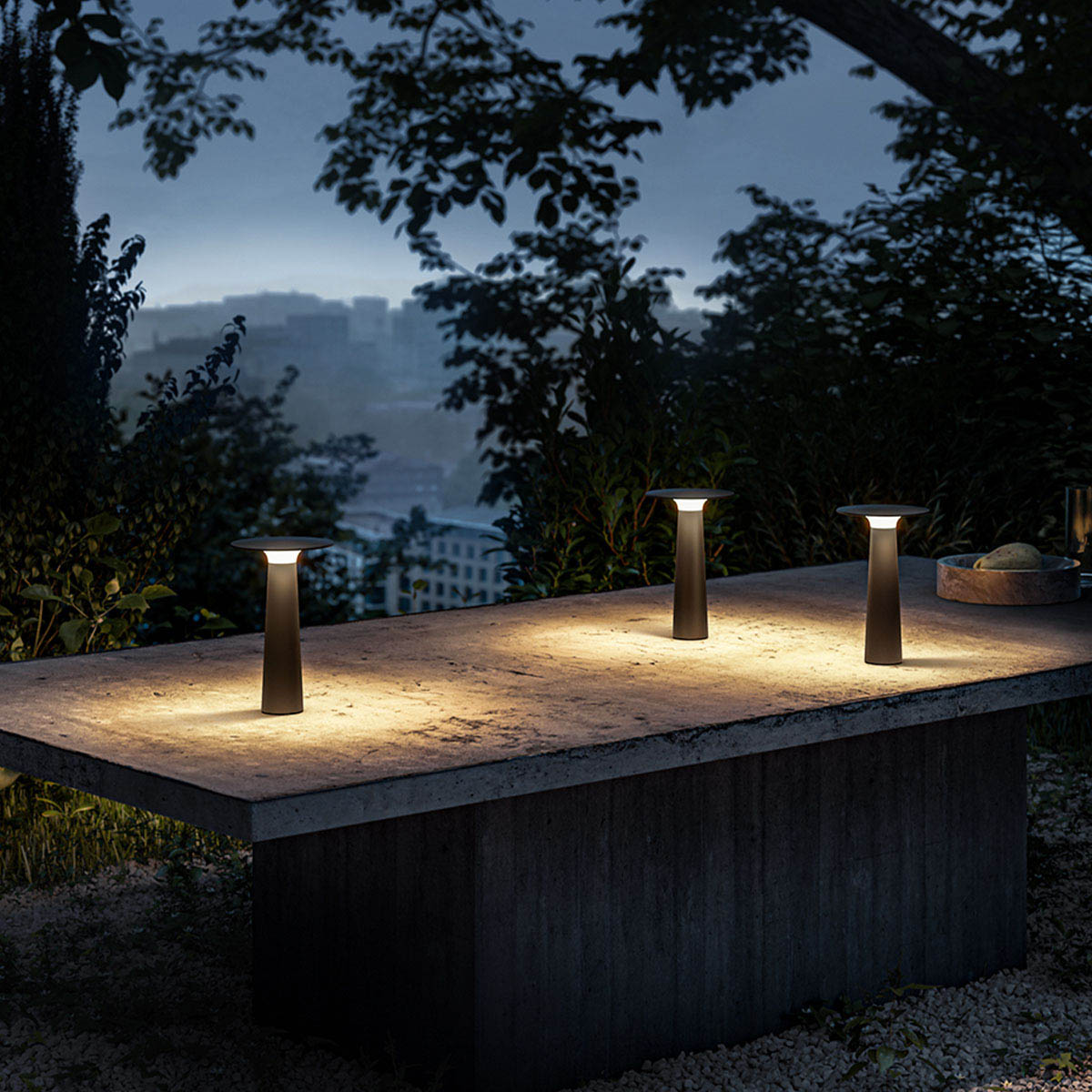 lix Mobile Akku Tischleuchte dim to warm 2700K – 1800K, Ø: 6 cm, H: 24,5 cm, charging base mit USB-C Kabel, True gold lix Mobile Akku Tischleuchte dim to warm 2700K – 1800K, Ø: 6 cm, H: 24,5 cm, charging base mit USB-C Kabel, Dunkelchrom