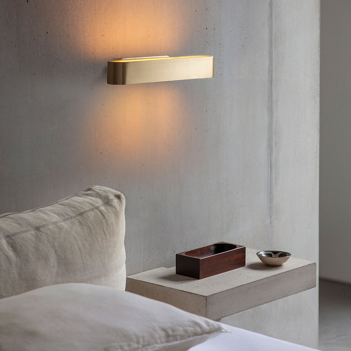 goldfarbene Oberfläche Leuchte von Bert Frank – Colt Flush Wandlleuchte, B: 40 cm, moderne Eleganz, sanftes Licht