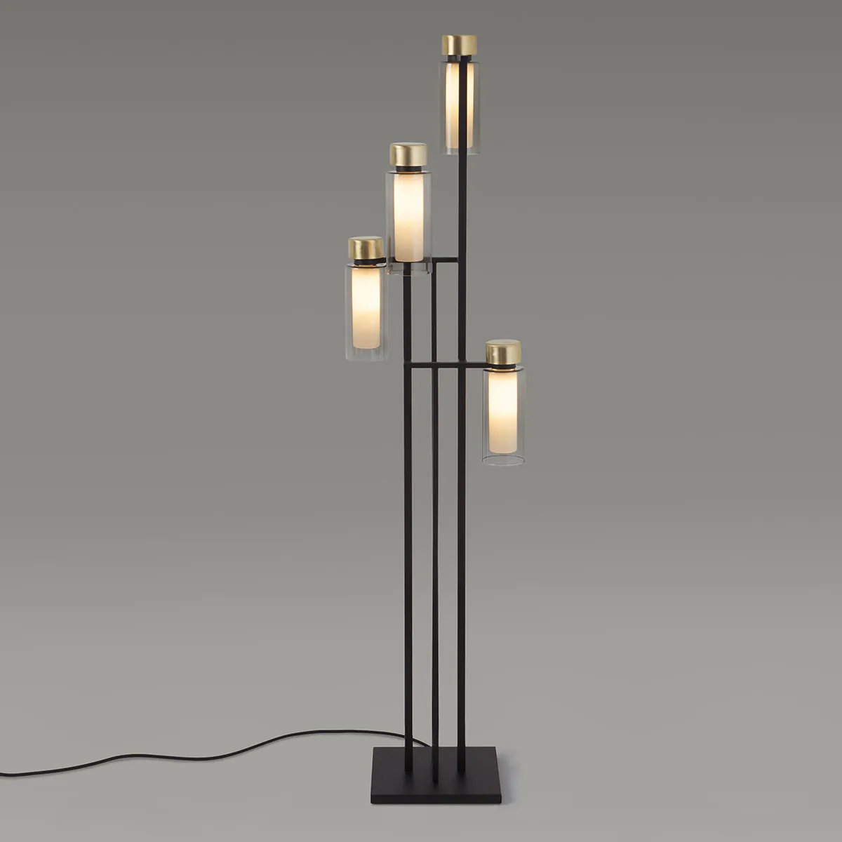 Osman 560.64 Stehleuchte 4-flammig H: 140 cm, Schwarz Matt / Messing & Klarglas, Dimmbar