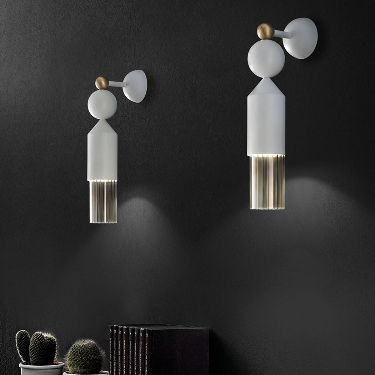 Nappe App N4 Wandleuchte, B: 7,5 cm, H: 40 cm, Weiß matt Nappe App N4 Wandleuchte, B: 7,5 cm, H: 40 cm, Mehrfarbig warm