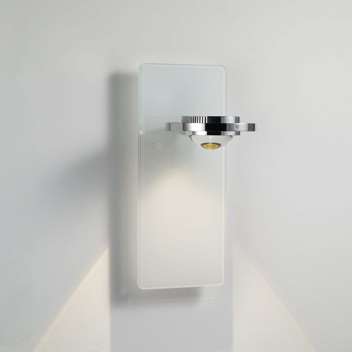 Moderne Wandleuchte mit weißem Glas
