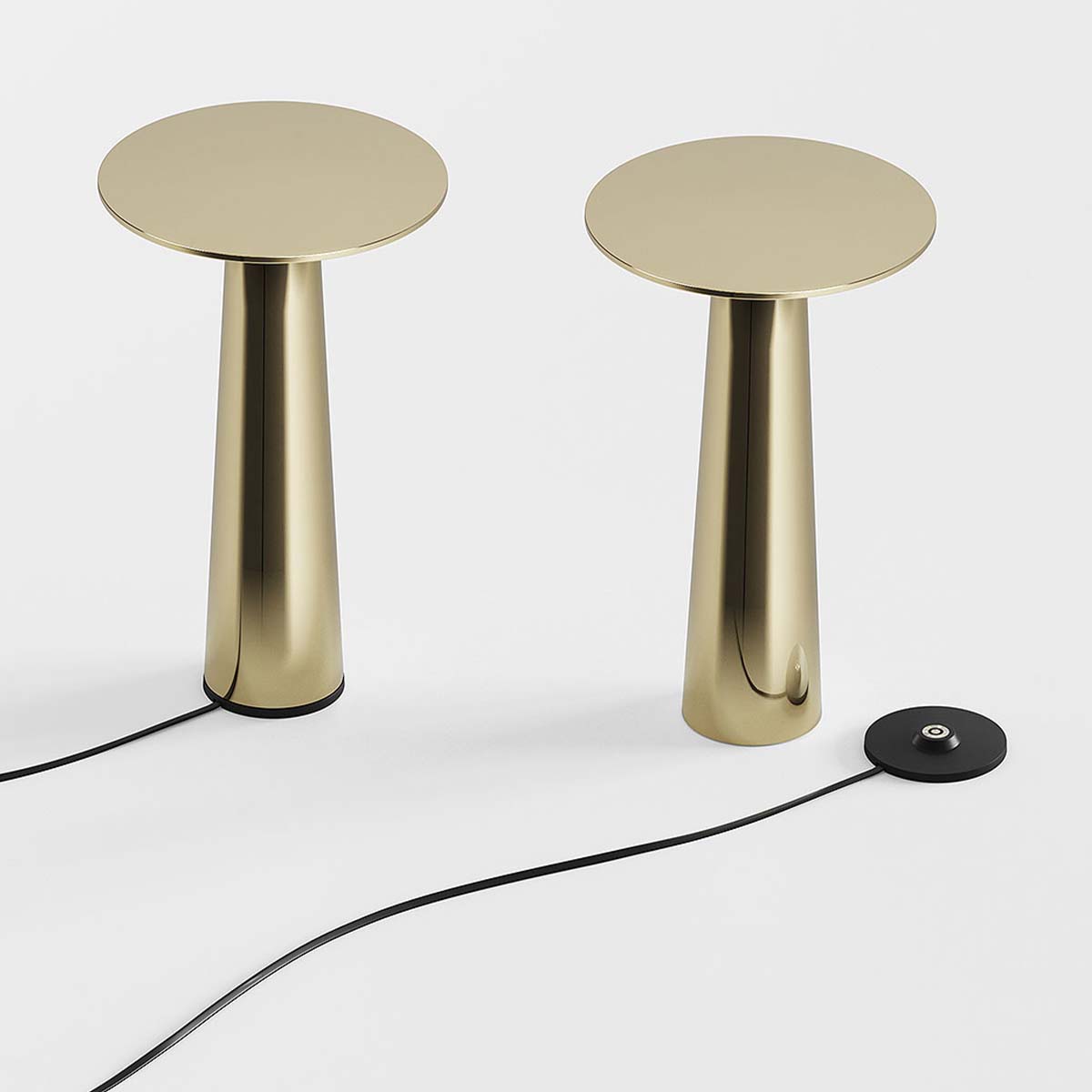 lix Mobile Akku Tischleuchte dim to warm 2700K – 1800K, Ø: 6 cm, H: 24,5 cm, charging base mit USB-C Kabel, True gold IP44.de lix Mobile Akku Tischleuchte dim to warm 2700K – 1800K, Ø: 15 cm, H: 24,5 cm, charging base mit USB-C Kabel, Casambi Jet Black