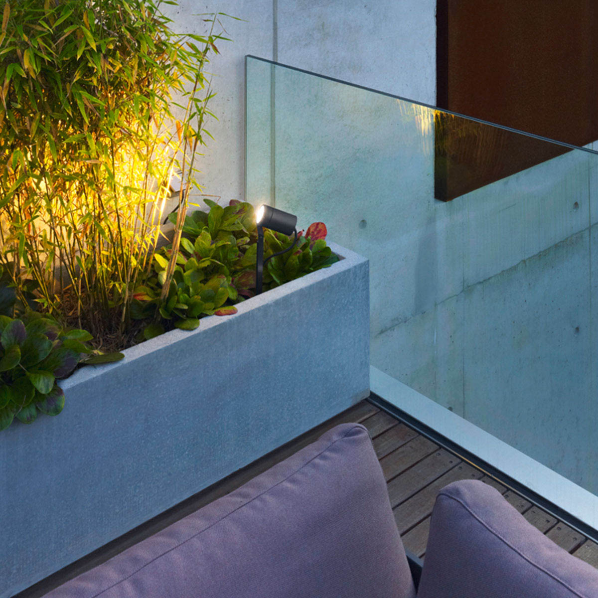 Schmale Erdspießleuchten mit connect Stecker für außen auf der Terasse