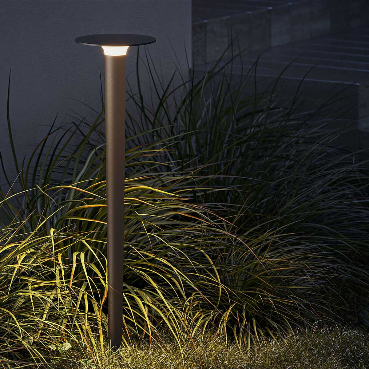 Stabförmige schmale außen Erdspießleuchte braun im Garten