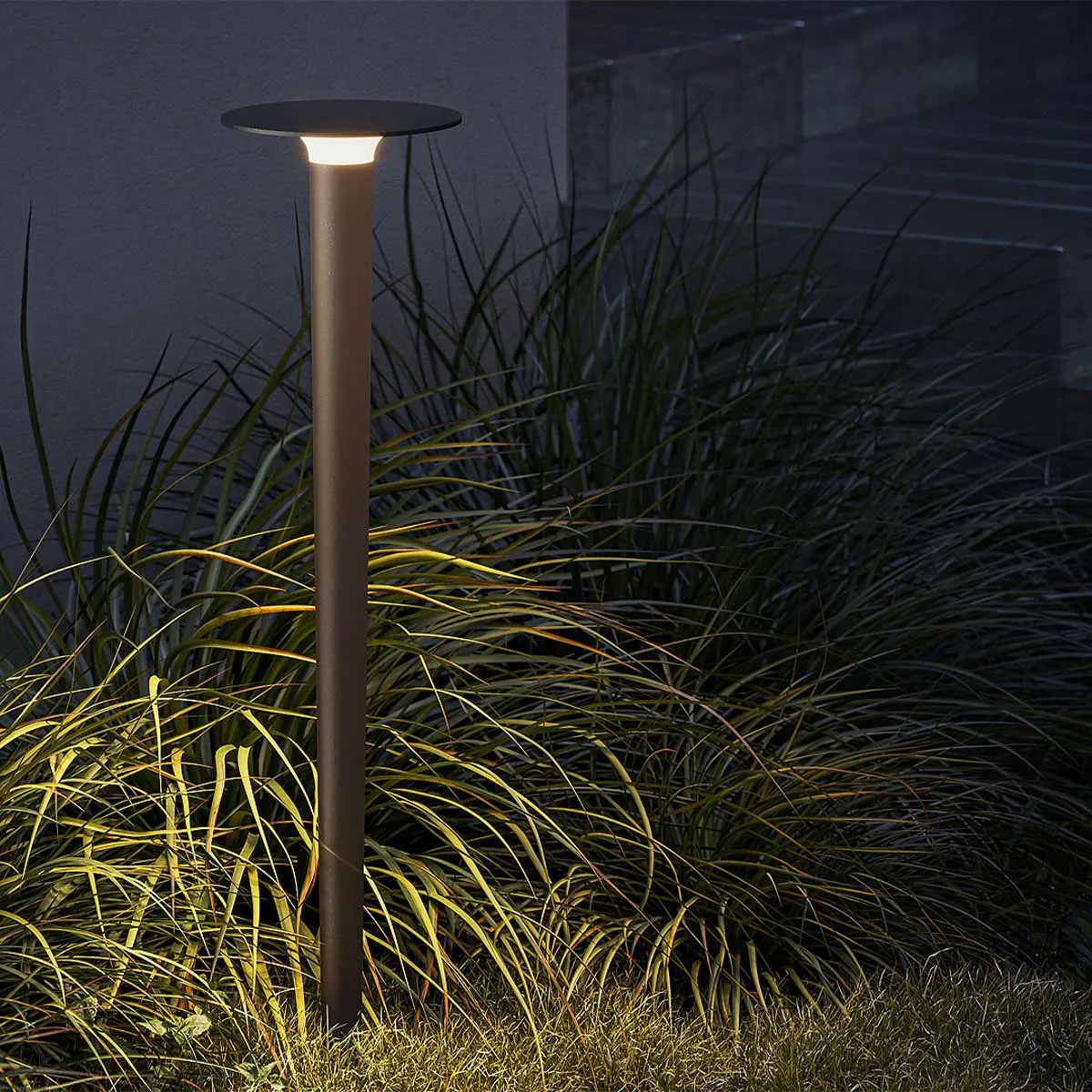 Stabförmige schmale außen Erdspießleuchte braun im Garten