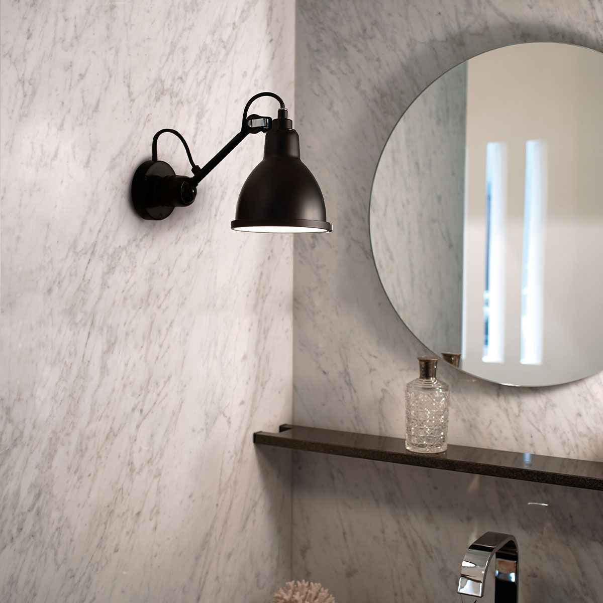 Lampe Gras N° 304 Bathroom CL II Wandleuchte, T: 15 cm Schwarz, Schirm Kupfer roh, Weiß in Schwarz Kupfer – stilvolle Designerlampe von DCW Editions für den Flur auch für Badezimmer geeignet