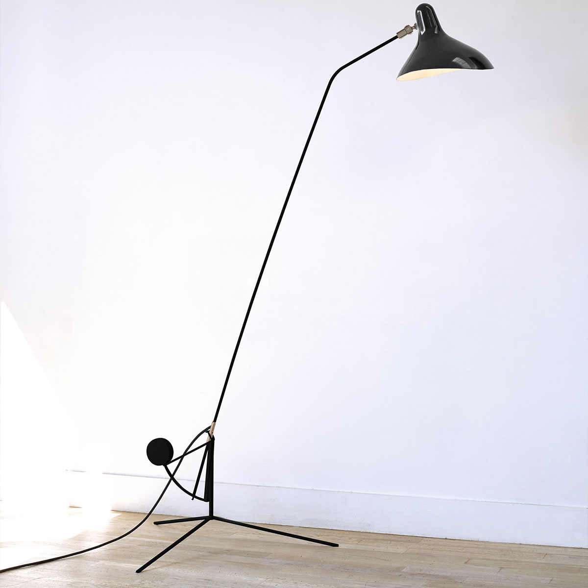 Mantis BS1 B Stehleuchte, H: 150 - 165 cm Runder Fuß in Schwarz – zeitlose Designerlampe des Herstellers DCW Editions für das Wohnzimmer