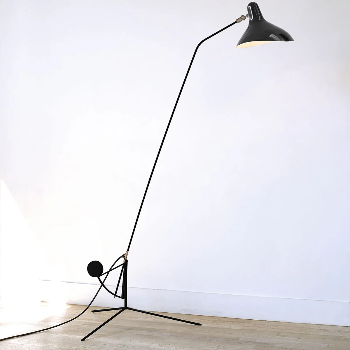 Mantis BS1 Stehleuchte, H: 155 - 170 cm Dreibein in Schwarz – moderne Designerlampe von DCW Editions geeignet für das Homeoffice Mantis BS1 B Stehleuchte, H: 150 - 165 cm Runder Fuß in Schwarz – zeitlose Designerlampe des Herstellers DCW Editions für das Wohnzimmer