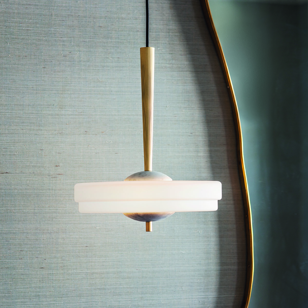 Luxusleuchten aus Großbritannien: Bert Frank Trave Pendelleuchte, Ø: 30 cm, Weiß, gebürstetes Messing und Glas und Marmor, Designerleuchte aus England, atmosphärisches Licht