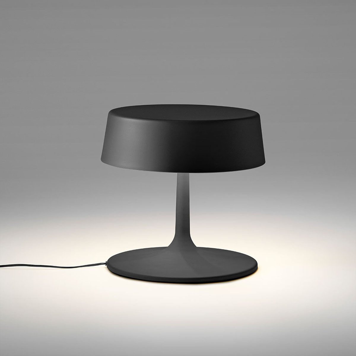 Penta Light China 0308-00 Medium Tischleuchte, Ø: 33 cm, H: 32 cm Tischleuchte – Metall, Oberfläche Schwarz, moderne Formsprache, sanfte Helligkeit, setzt Akzente in der Küche, ideal für Nachttisch, Beistelltisch oder Schreibtisch