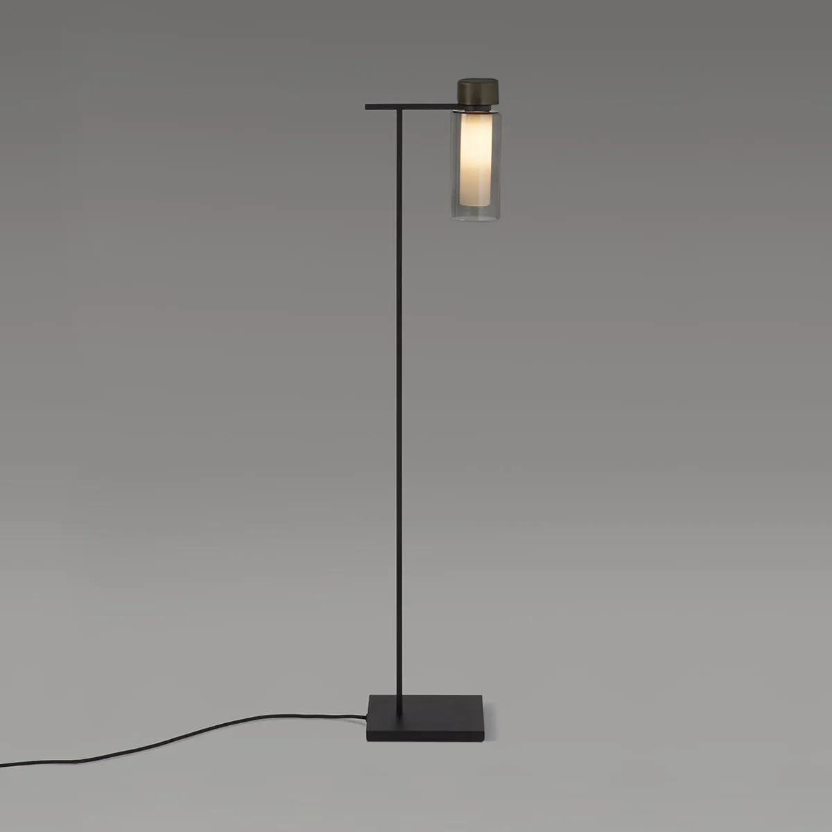 Osman 560.61 Stehleuchte H: 111 cm, Schwarz Matt / Schwarz Chrom & Rauchglas Osman 560.61 Stehleuchte H: 111 cm, Schwarz Matt / Schwarz Chrom & Rauchglas