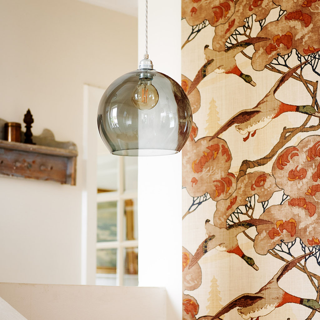 Rowan Pendelleuchte M Ø 22 cm, Ivy Green, Gold Ebb & Flow Rowan Pendelleuchte M Ø 22 cm Rowan Pendelleuchte M Ø 22 cm, Obsidian, Gold Obsidian Pendelleuchten – exklusive Designerlampe, lange Lebensdauer für Flur