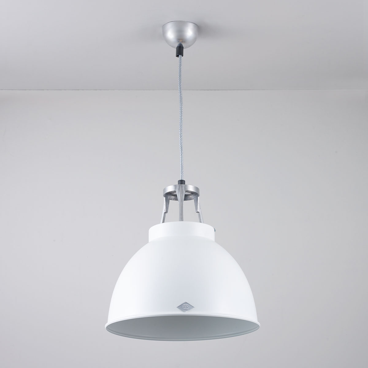 Titan Size 1 Pendelleuchte, Ø: 35,5 cm, Weiß, Innen Weiß Titan Size 1 Pendelleuchte, Ø: 35,5 cm, Weiß, Innen Weiß