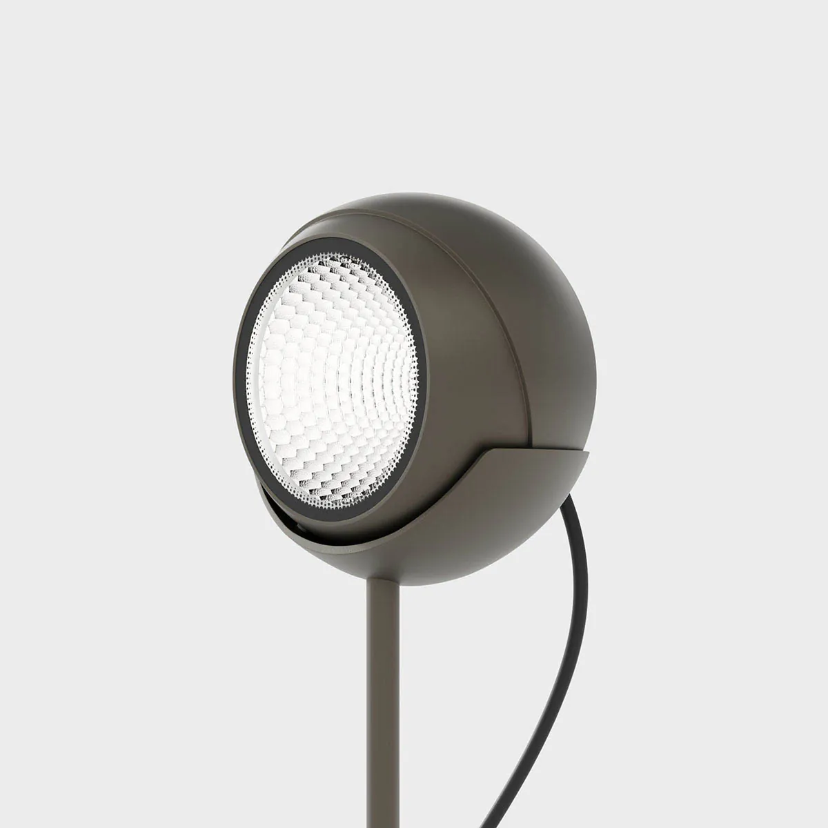 Die Bodenleuchte ist auf einem T-förmigen Zubehör platziert, das den Leuchtenkopf erhöht