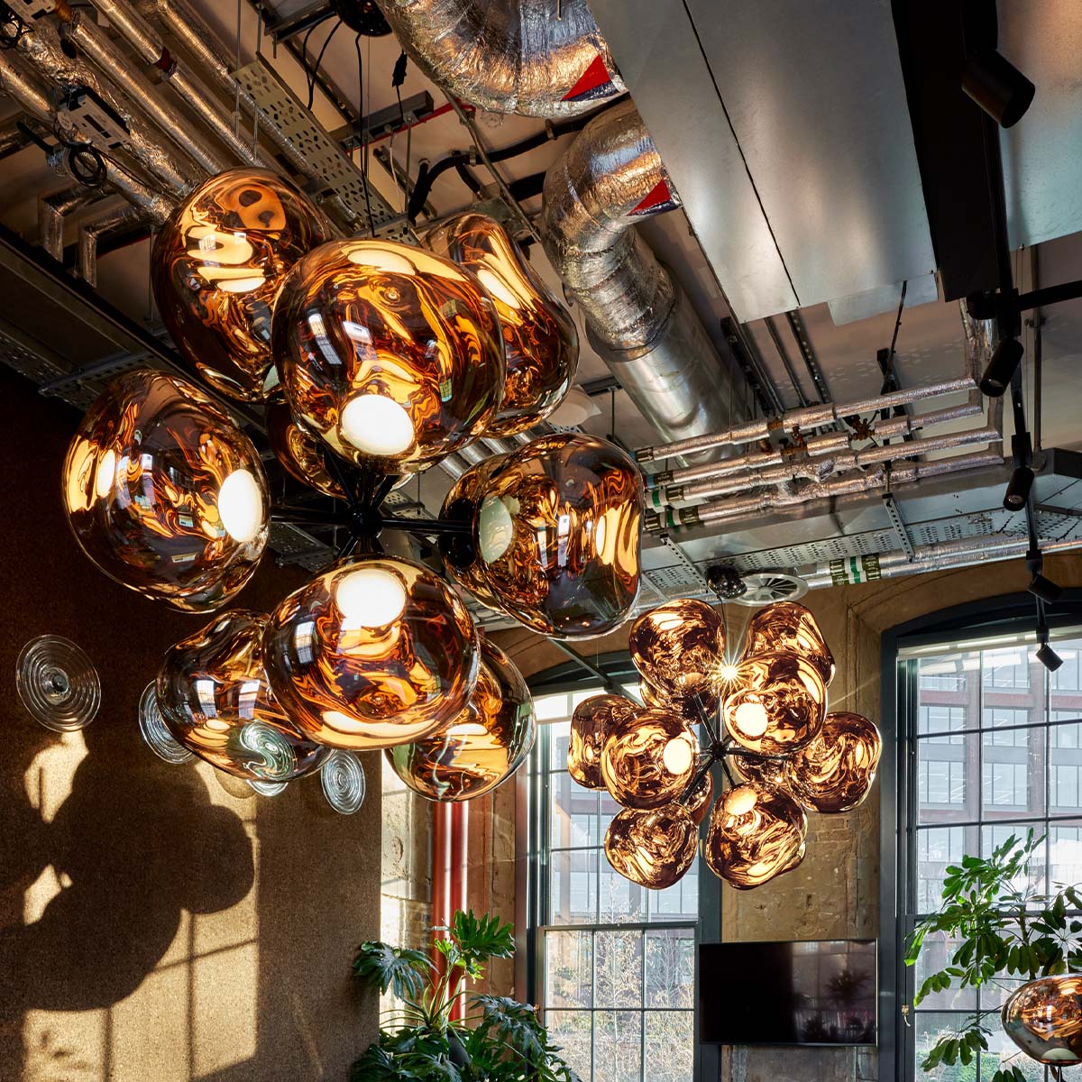 Tom Dixon Melt Burst LED Chandelier, Ø: 153 cm, H: 136.5 cm, 12-flammig, Bronze, Schwarz