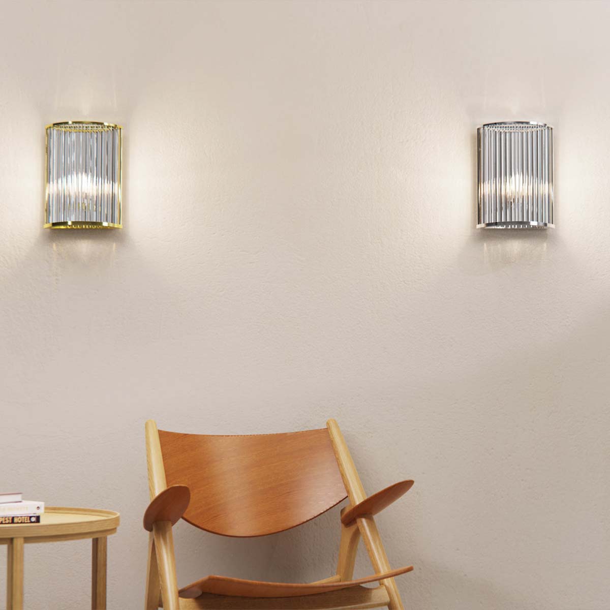 Zwei elegeante Wandleuchten mit zylindrsichen Glasschirmen an der Wand hängend