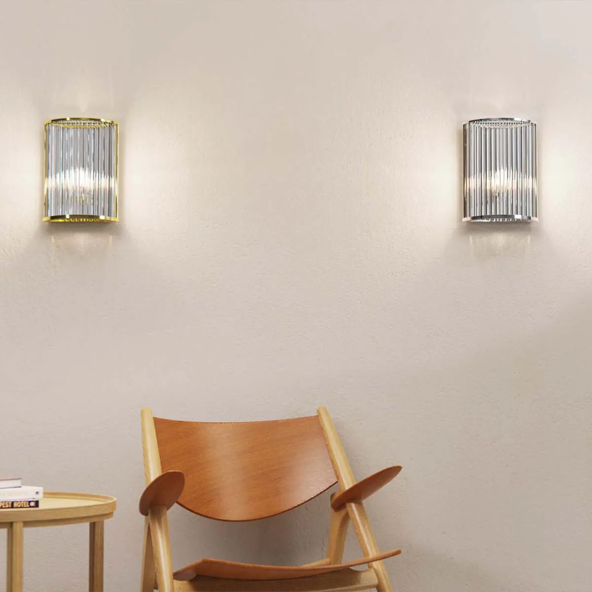 Zwei elegeante Wandleuchten mit zylindrsichen Glasschirmen an der Wand hängend Zwei elegeante Wandleuchten mit zylindrsichen Glasschirmen an der Wand hängend