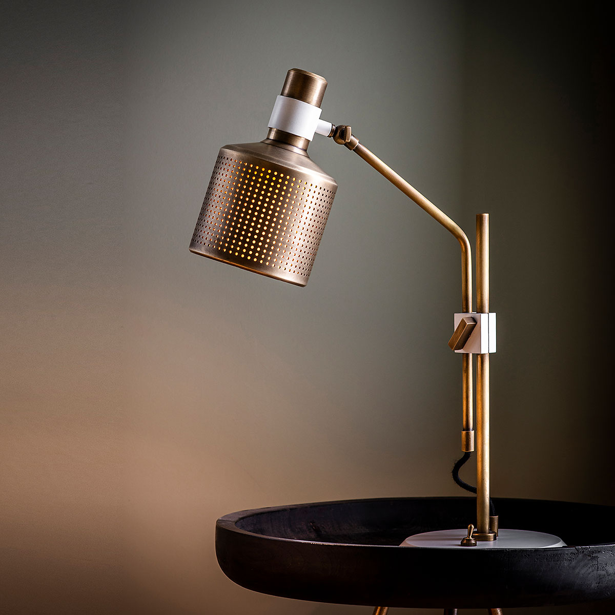 Bert Frank Riddle Single Tischlampe, H: 47 cm aus goldfarbene Oberfläche – exklusives britisches Design, funktionales Licht, Riddle-Serie mit exklusiven Designer-Wandleuchten