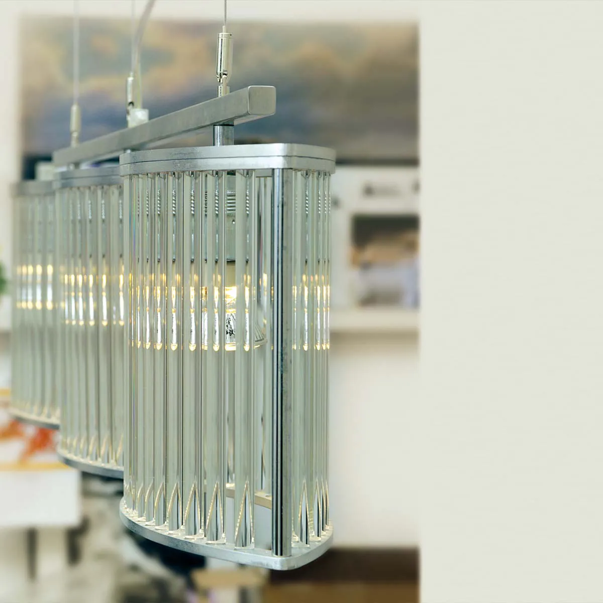 Pendelleuchte mit drei geschwungenen Glasschirmen, ideal für Esstische oder Kücheninseln