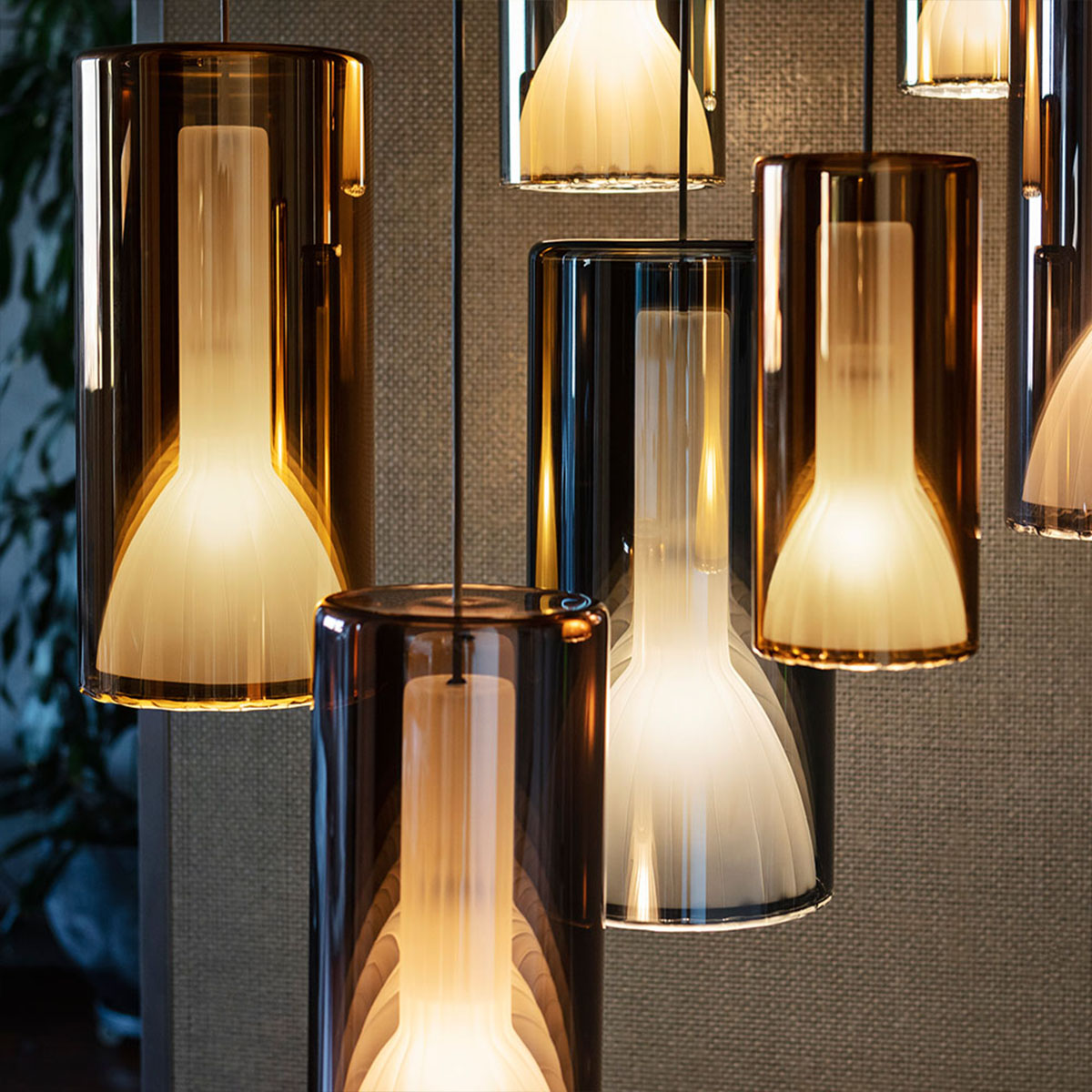 Penta Light Lit 1912-23 Large Pendelleuchte Hängeleuchte – Glaskugel in Gold Glas, mundgeblasen, stilvolles Highlight, eleganter Lichtschein, unterstreicht das Ambiente im Arbeitszimmer, ideal über Esstisch, Küche oder Wohnzimmer Penta Light Designerleuchte Lit 1912-21 Small Pendelleuchte Hängeleuchte – handgefertigtes Glas in Violet Glas,, angenehmer Lichtschein, perfekt für das Esszimmer, ideal über Esstisch, Küche oder Wohnzimmer