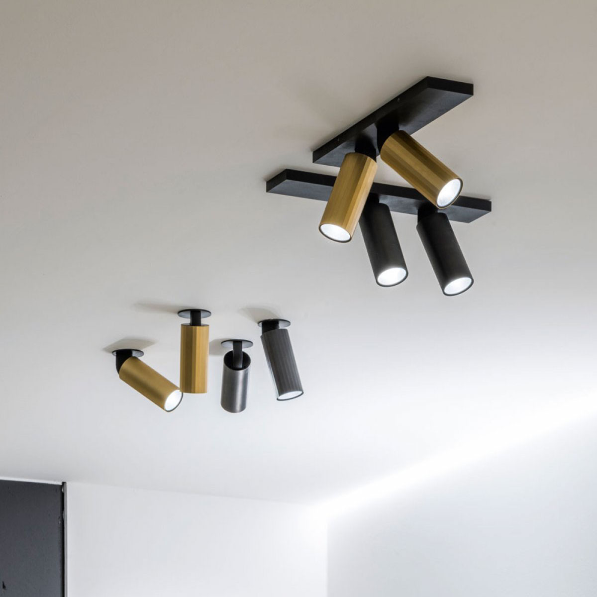 HEDRA ON 2 92733 DIM1 Aufbaustrahler, L: 34,4 cm, B: 7 cm, Schwarz, Extra-Warmweiß 2700K HEDRA ON 2 93033 DIM1 Aufbaustrahler, L: 34,4 cm, B: 7 cm, Goldfarben & Schwarz, Warmweiß 3000K