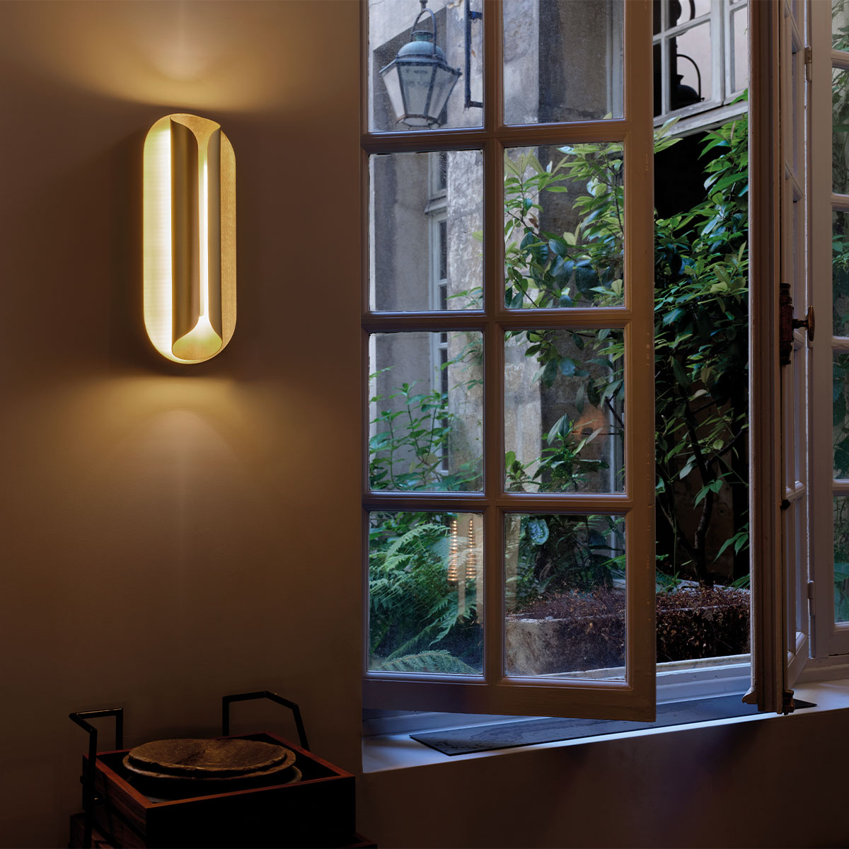 Rosalie Wandleuchte, B: 15 cm, H: 40 cm in Gold – moderne Designerleuchte des Herstellers DCW Editions für den Flur Rosalie Wandleuchte, B: 15 cm, H: 40 cm in Gold – moderne Designerleuchte des Herstellers DCW Editions für den Flur