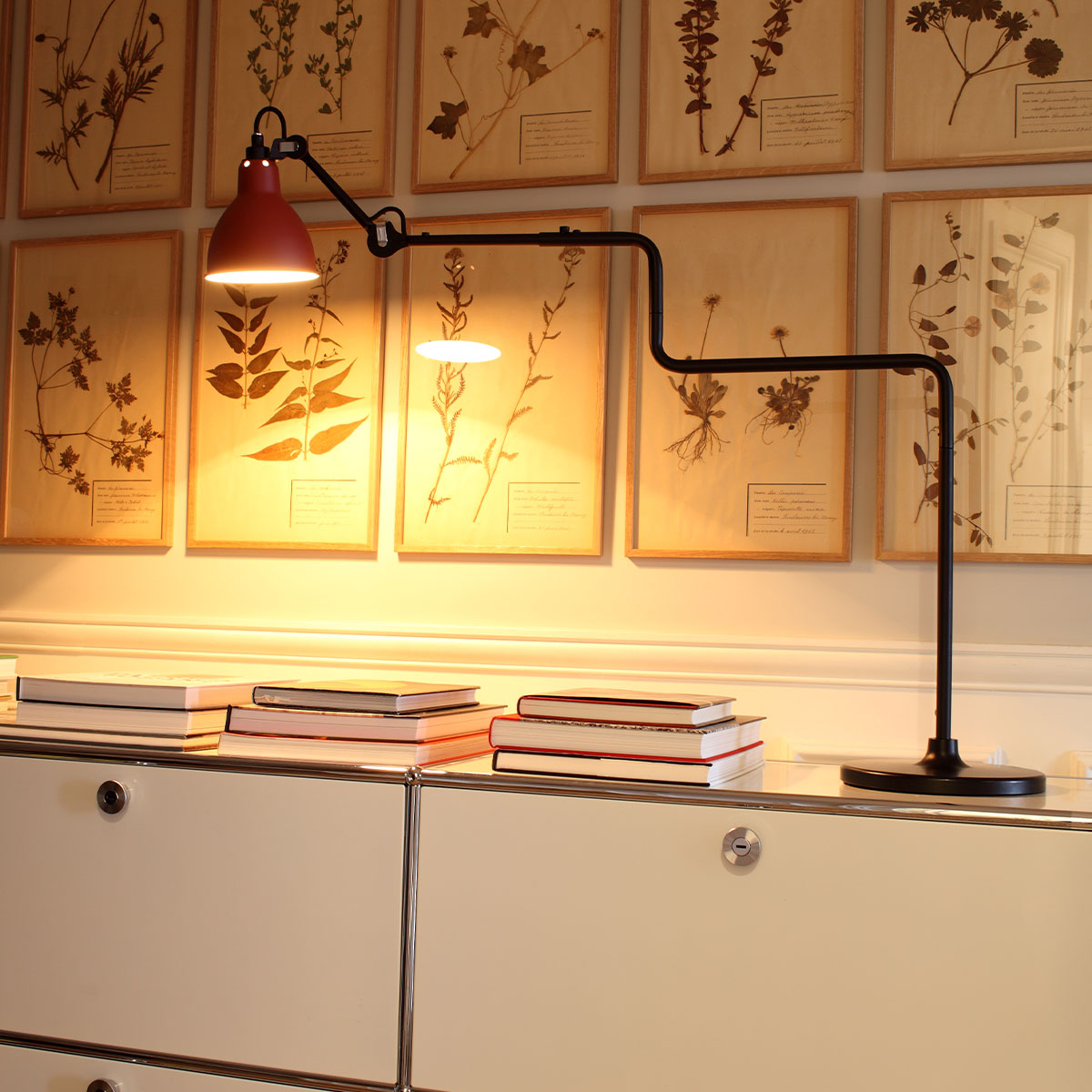 Lampe Gras N° 317 Tischleuchte, H: 65 cm Schwarz, Schirm Gold Rund in Schwarz Gold – exklusive Designerlampe des Herstellers DCW Editions passt perfekt auf den Beistelltisch Lampe Gras N° 317 Tischleuchte, H: 65 cm Schwarz, Schirm Messing Rund in Schwarz Messing – hochwertige Designerlampe von DCW Editions ideal am Schreibtisch