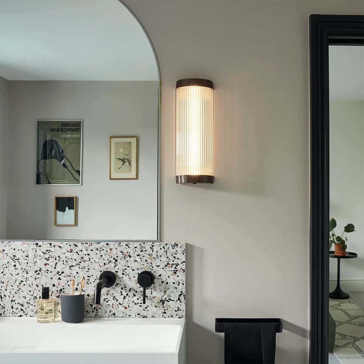 Wide Pillar Light Wandleuchte, Patiniertes Messing, H: 60 cm