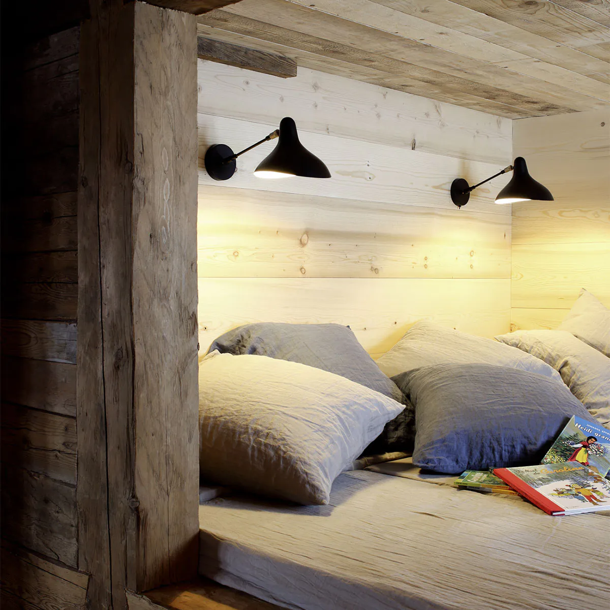 Mantis BS5 Mini Wandleuchte T: 25,5 cm in Schwarz – elegante Designerleuchte aus dem Hause DCW Editions passt perfekt in den Treppenaufgang