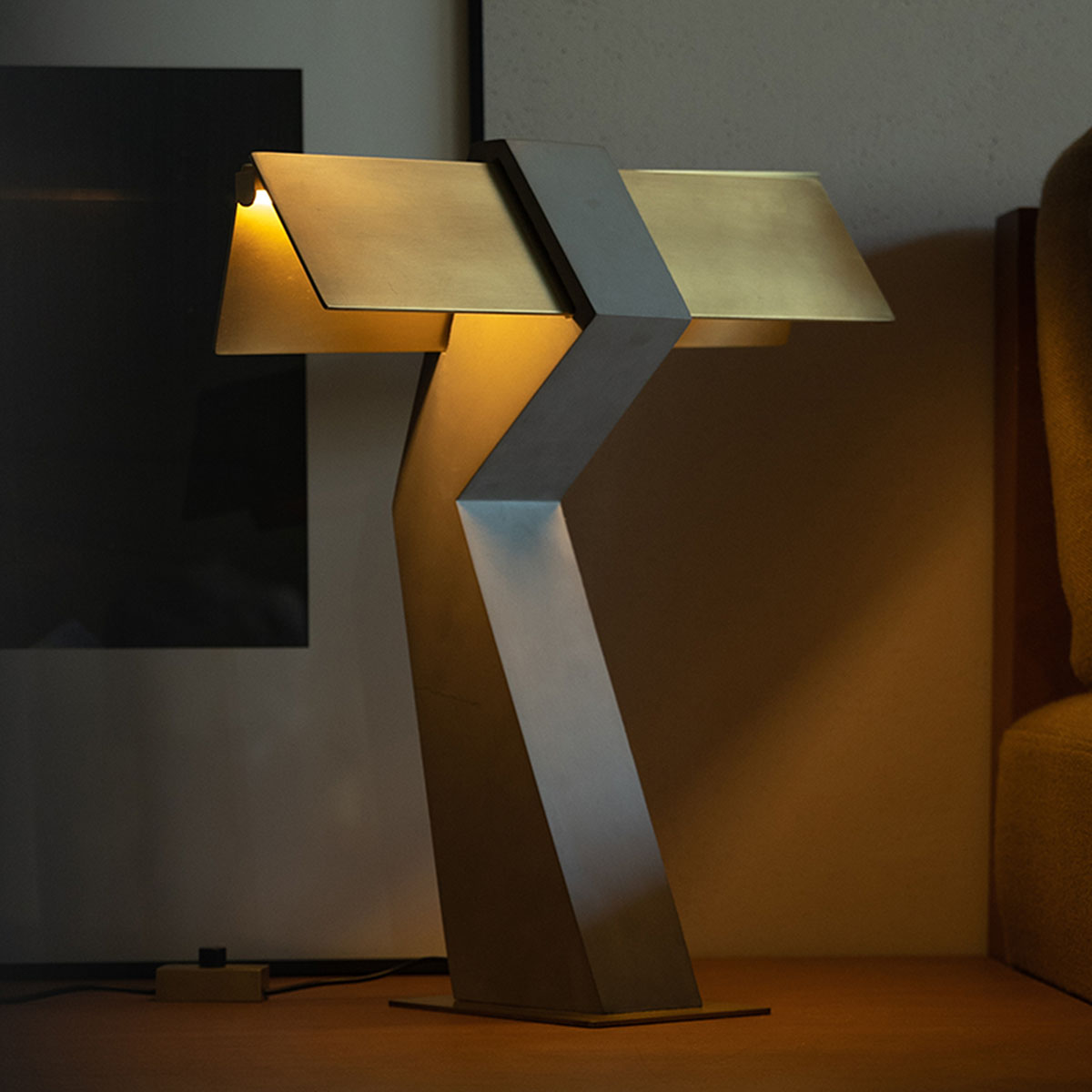 Collection Cauvet Tischleuchte TAU in Messing Grau – exklusive Designerlampe des Herstellers DCW Editions für den Nachttisch