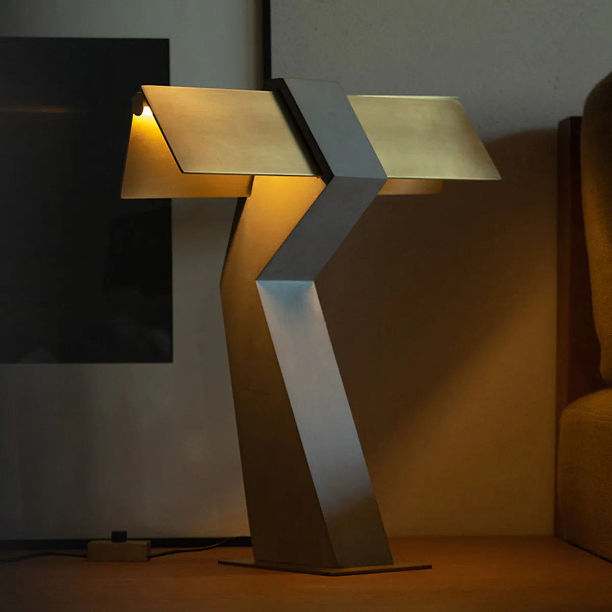 Collection Cauvet Tischleuchte TAU in Messing Grau – exklusive Designerlampe des Herstellers DCW Editions für den Nachttisch