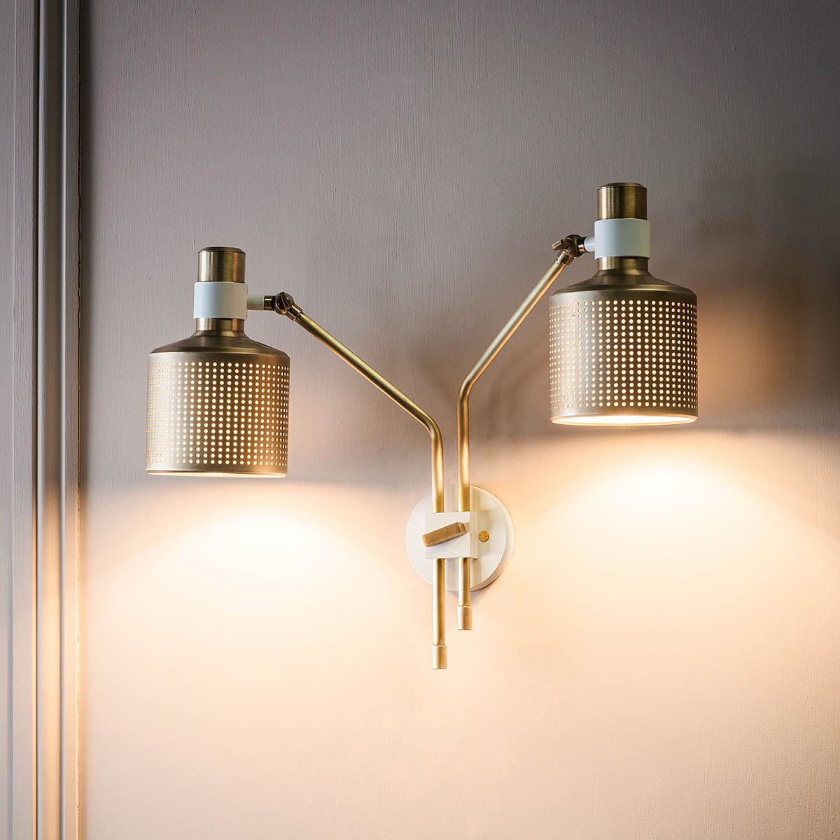 Perfekt für Flur oder Schlafzimmer: Bert Frank Riddle Double Wandleuchte, H: 19 cm, 2-flammig aus goldfarbene Oberfläche – fokussiertes Licht Perfekt für Flur oder Schlafzimmer: Bert Frank Riddle Double Wandleuchte, H: 19 cm, 2-flammig aus goldfarbene Oberfläche – fokussiertes Licht