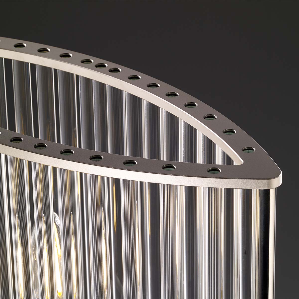 Stilio Pendelleuchte, L: 130 cm, Glanz vernickelt & handpoliert, 4 Linie Pendelleuchte mit geschwungenem Glasschirm