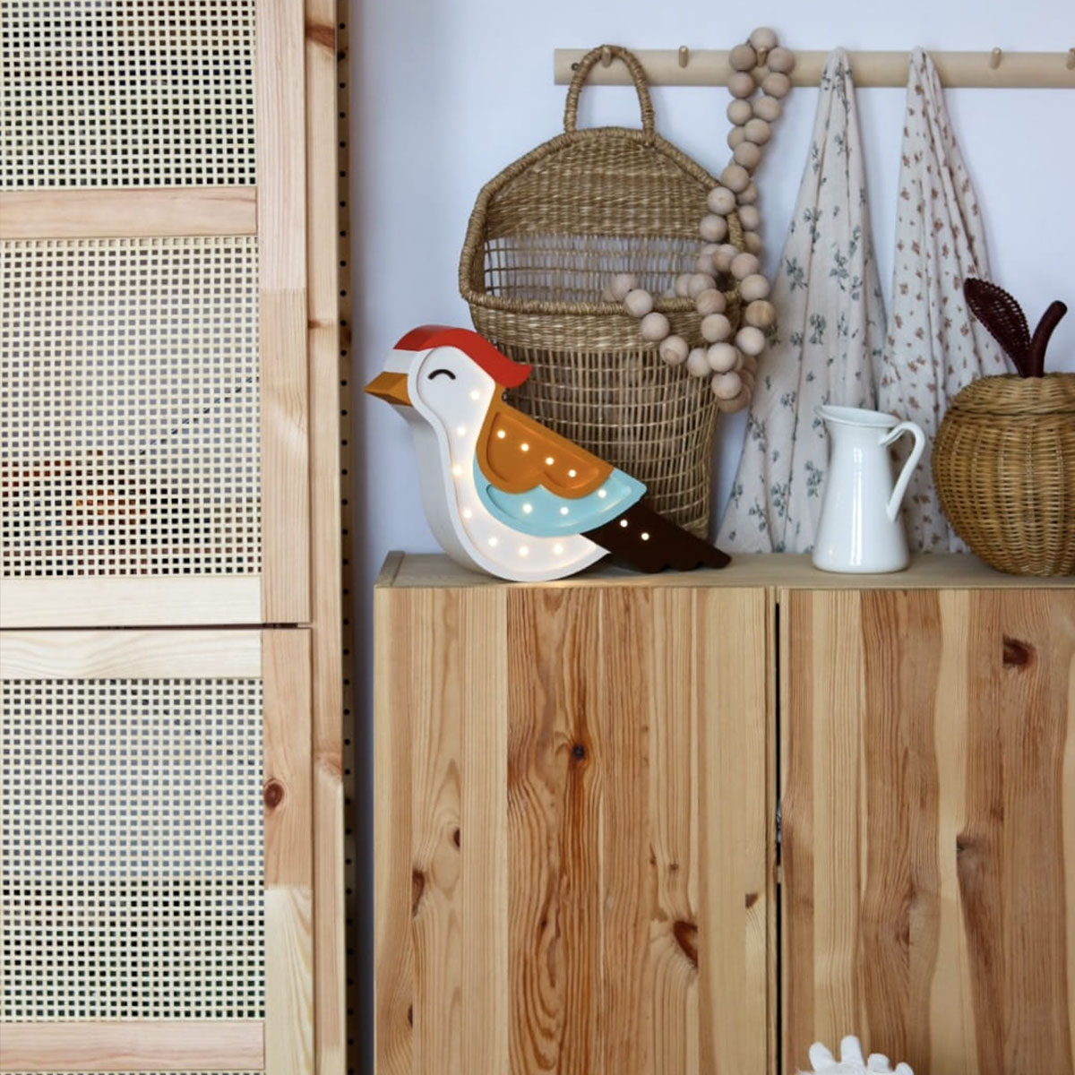 LED Kinderleuchte Vogel aus Holz, orange/ blau, handgemacht