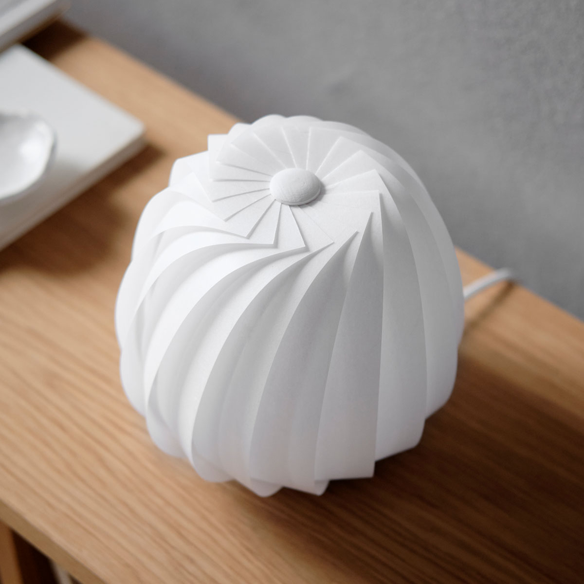 ST906 Mini Tischleuchte, Ø: 18 cm, H: 19 cm, Beschichtetes Papier