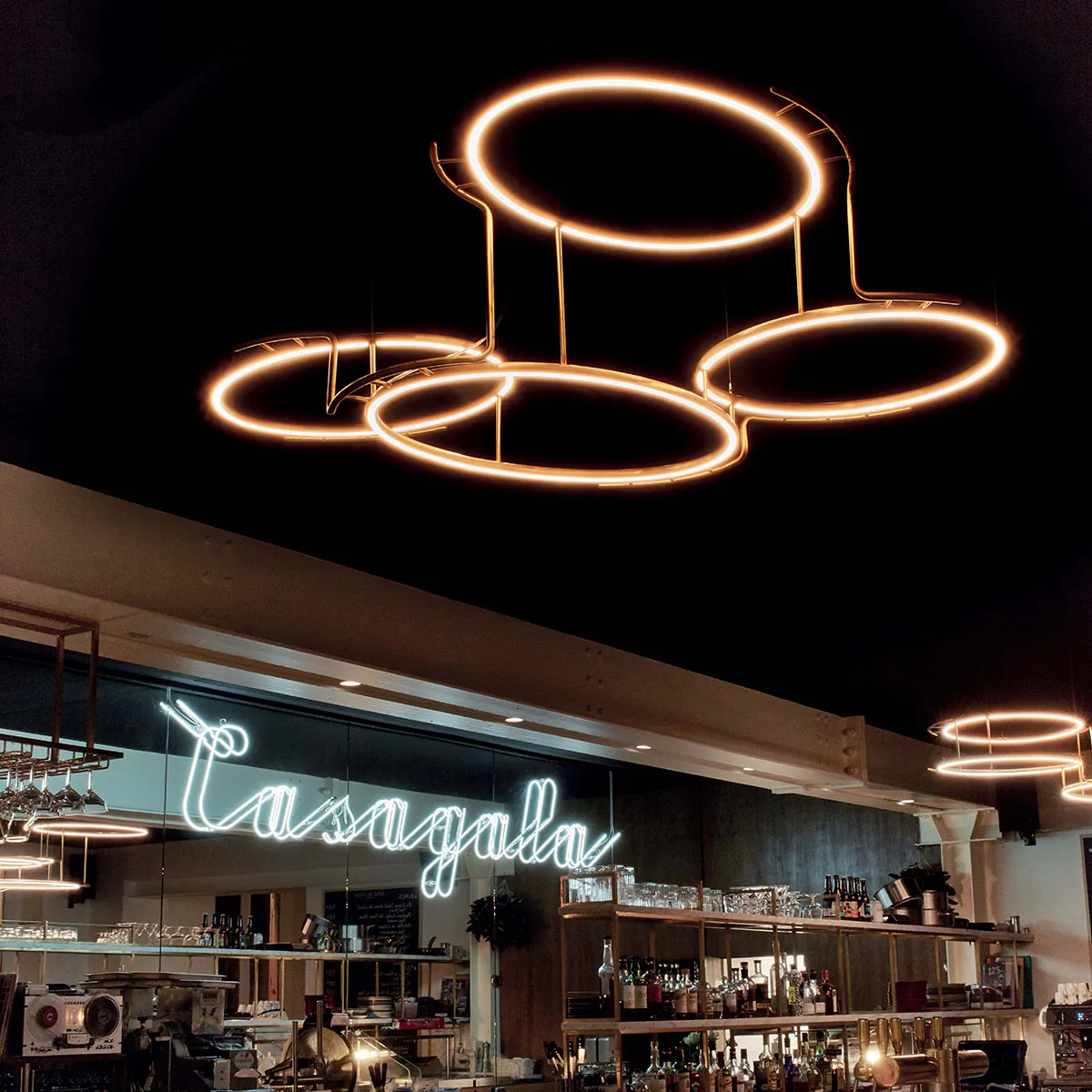 Broche Pendelleuchte M, L: 130 cm, B: 133 cm in Messing – exklusive Designerleuchte des Herstellers DCW Editions für den Esstisch