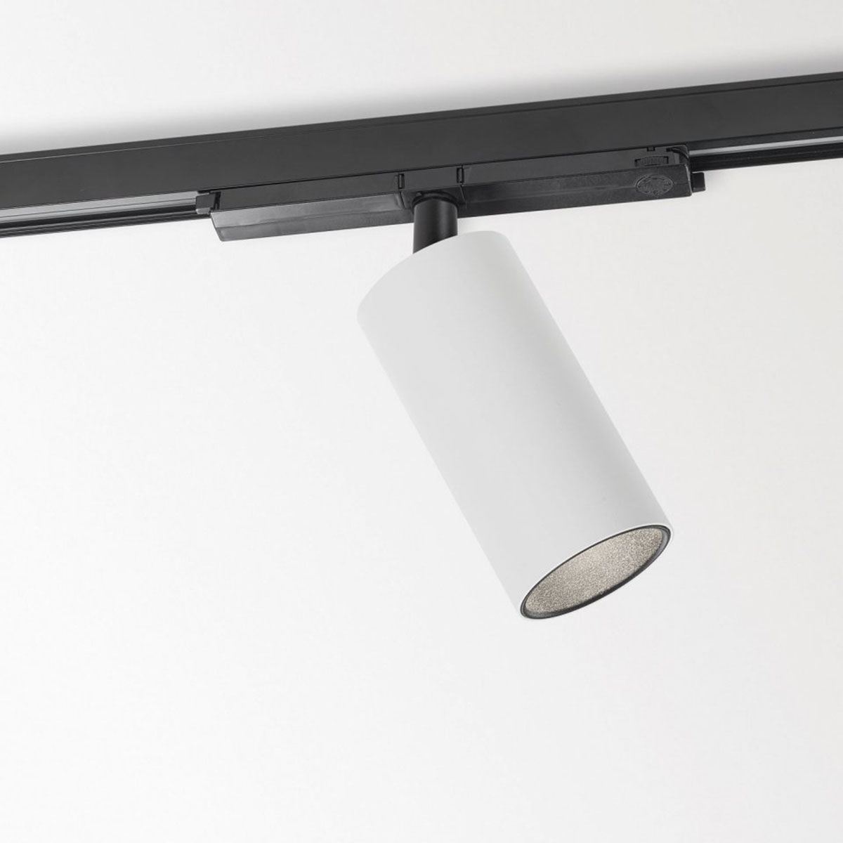 SPY 66 92718 ADM DIM5 Schienenstrahler, DALI dimmbar, Ø: 6,6 cm, Weiß, Extra-Warmweiß 2700K, 18° SPY 66 93045 ADM DIM5 Schienenstrahler, DALI dimmbar, Ø: 6,6 cm, Weiß, Warmweiß 3000K, 45°