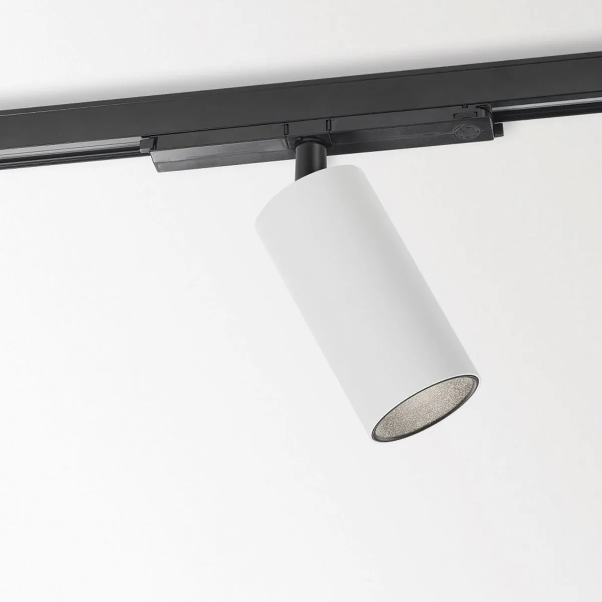 SPY 66 92718 ADM DIM5 Schienenstrahler, DALI dimmbar, Ø: 6,6 cm, Weiß, Extra-Warmweiß 2700K, 18° SPY 66 93045 ADM DIM5 Schienenstrahler, DALI dimmbar, Ø: 6,6 cm, Weiß, Warmweiß 3000K, 45°