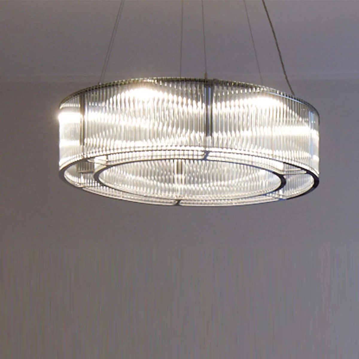 Elegante Pendelleuchte mit zylindrischen Glasschirm