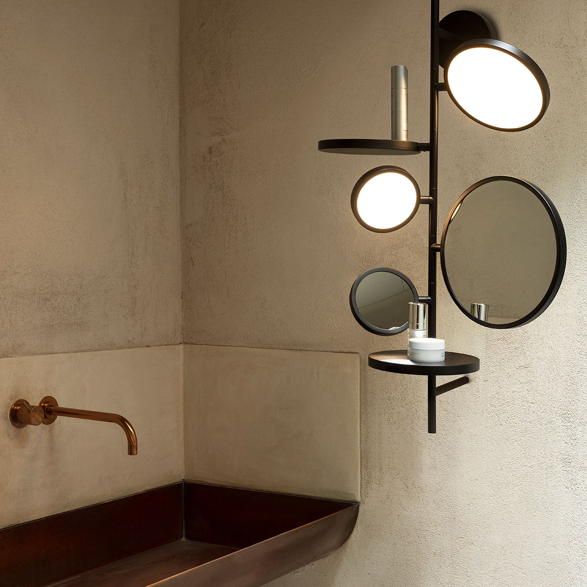 Tell me Stories Bad Wandleuchte mit Spiegel IP44 Gold – zeitlose Designerlampe von DCW Editions geeignet für den Eingangsbereich auch für Badezimmer geeignet