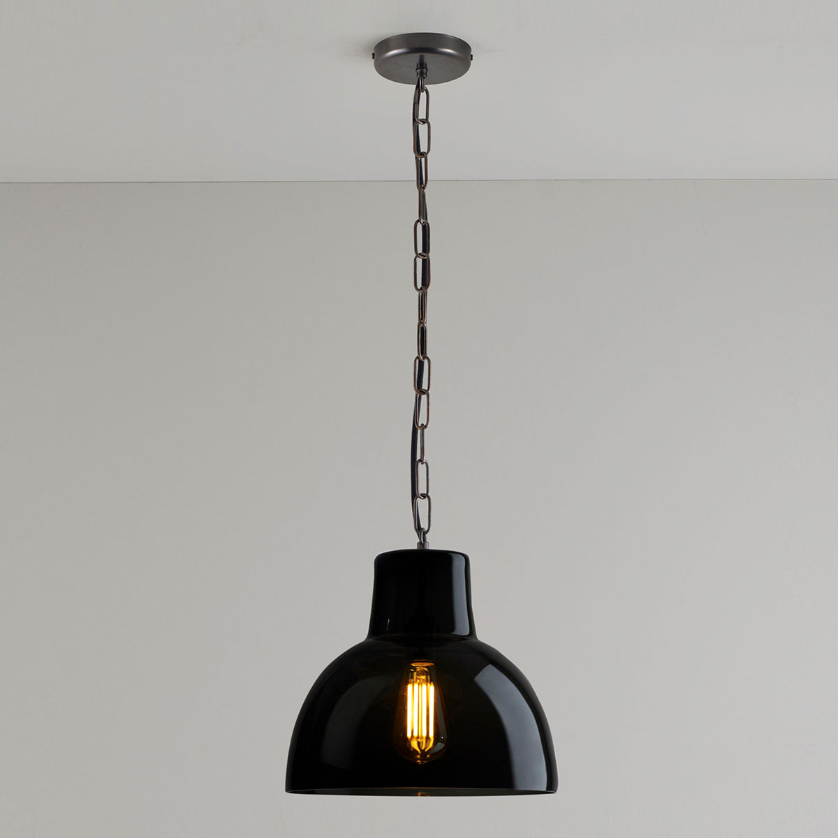 sanftes Licht: Original BTC York Pendant Size 2 Pendelleuchte, Anthrazit & Patiniertes Messing – gefertigt aus Glas