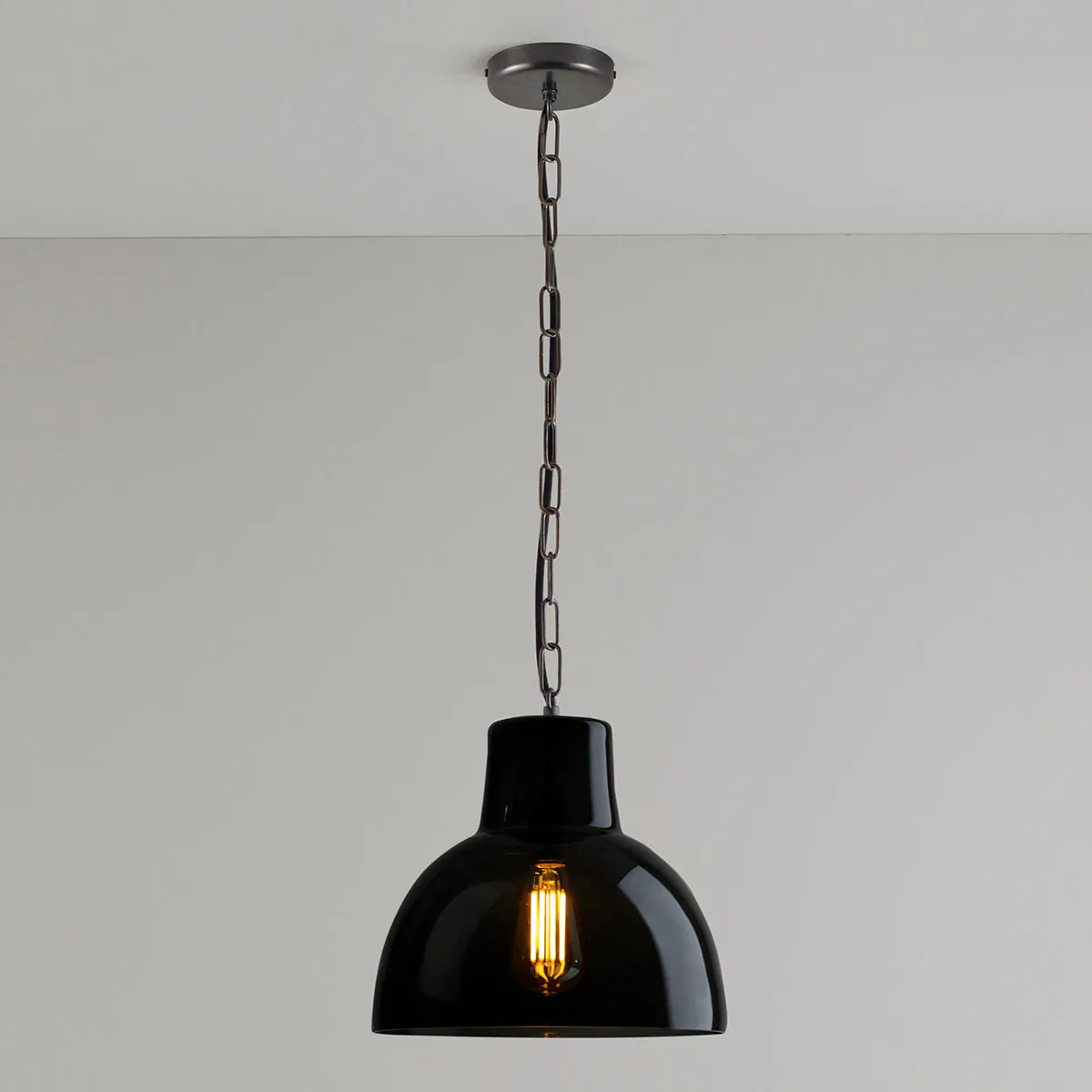 sanftes Licht: Original BTC York Pendant Size 2 Pendelleuchte, Anthrazit & Patiniertes Messing – gefertigt aus Glas