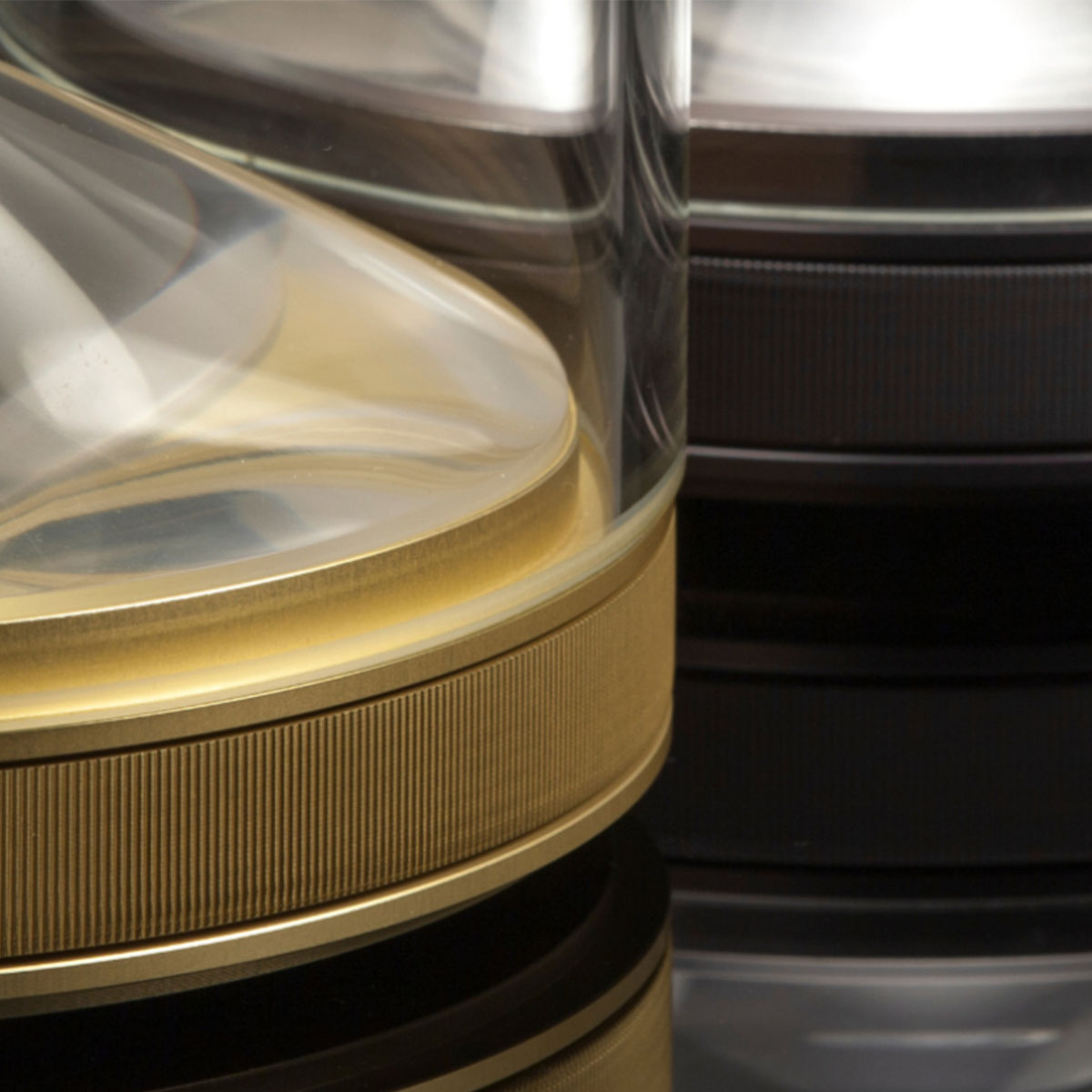 Eva Tischleuchte, Ø: 18 cm, Drehdimmer, Schwarz eloxiert, Warmweiß 3000K Eva Tischleuchte, Ø: 18 cm, Drehdimmer, Messing eloxiert, Extra-Warmweiß 2700K