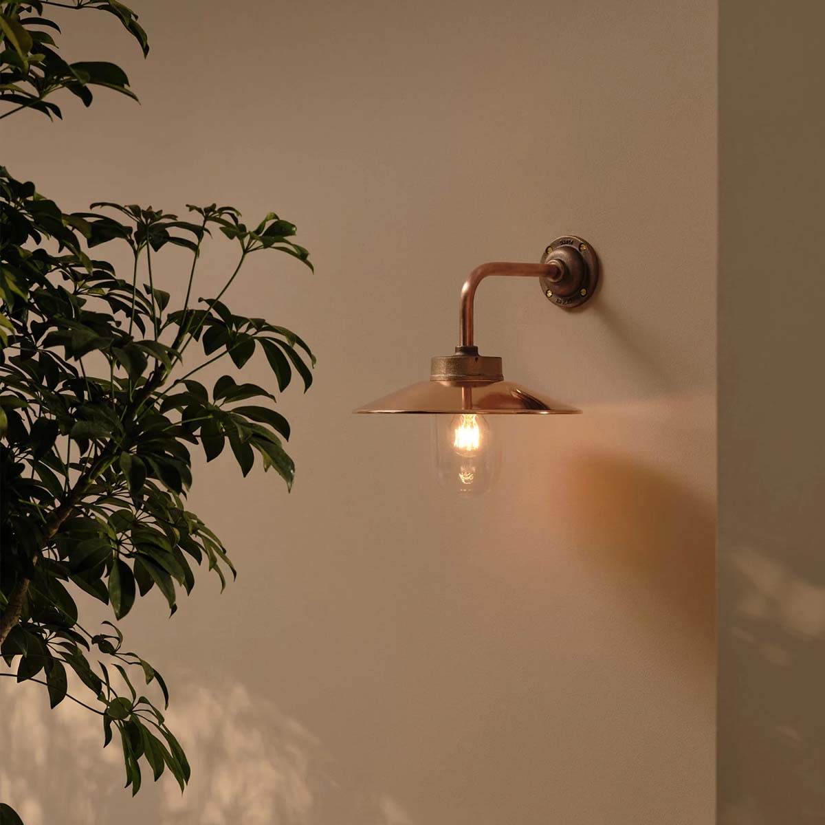 Original BTC Bracket Light 7680 Wandleuchte, H: 25,5 cm, Ø: 31 cm Patinierte Bronze Mattglas Eckgabel