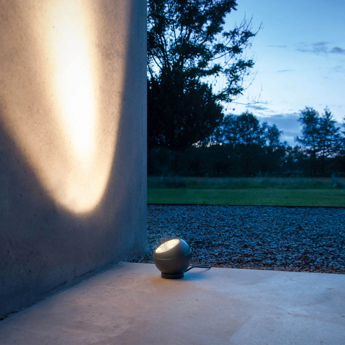 Runde Bodenleuchte für außen mit connect Stecker auf der Terasse auf einem shot ring platziert