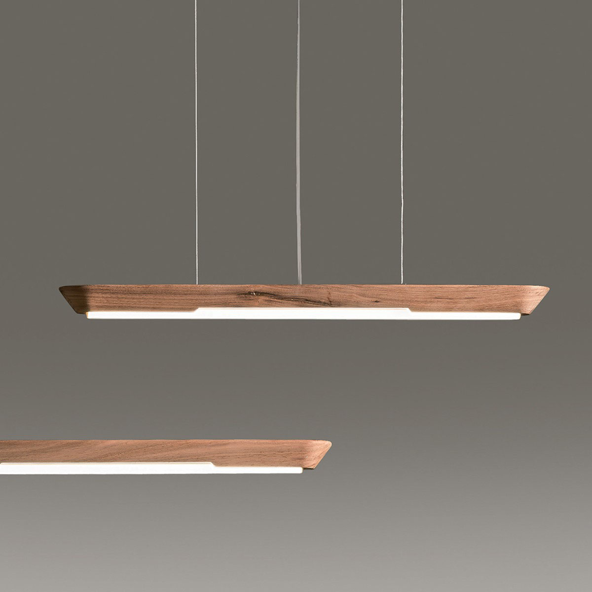 Woody 1406-23 Pendelleuchte, Eichenholz, L: 106 cm Woody 1406-21 Pendelleuchte, Weißer Carrara-Marmor, L: 57 cm