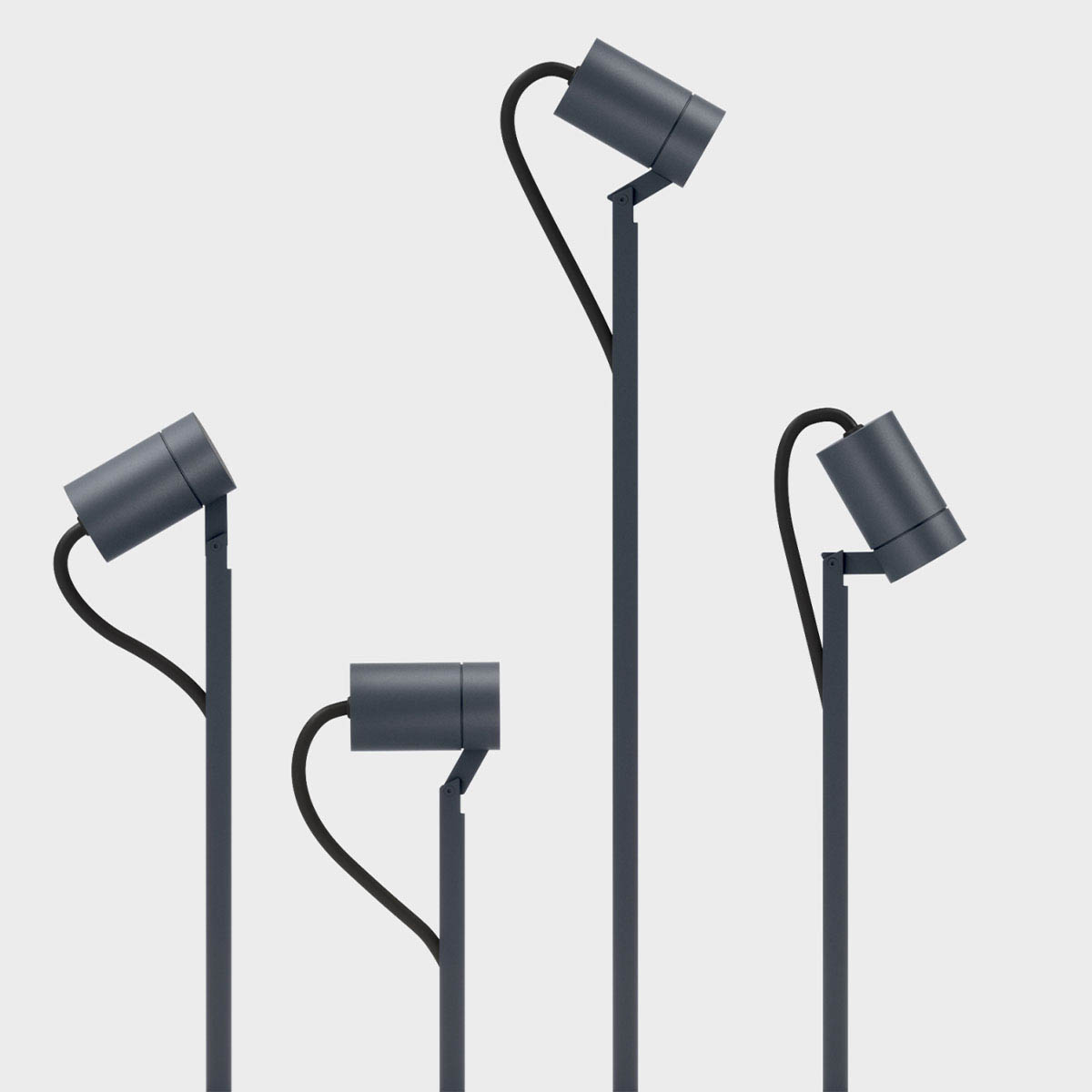 Kleine außen Erdspießleuchte mit Kabel in schwarz im Garten