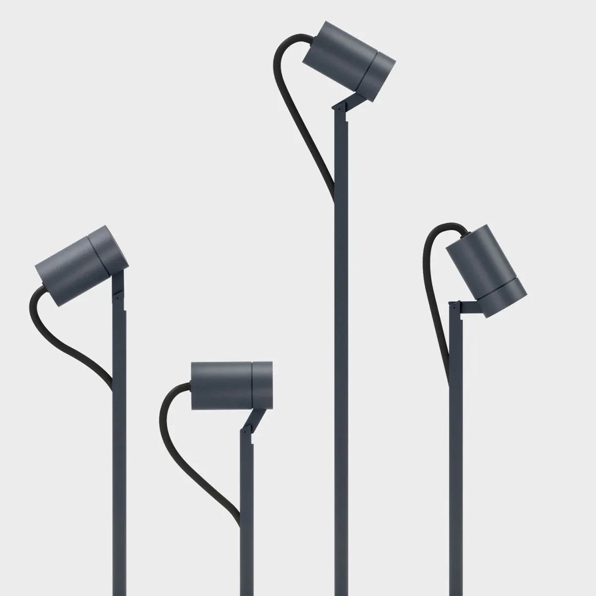 Kleine außen Erdspießleuchte mit Kabel in schwarz im Garten