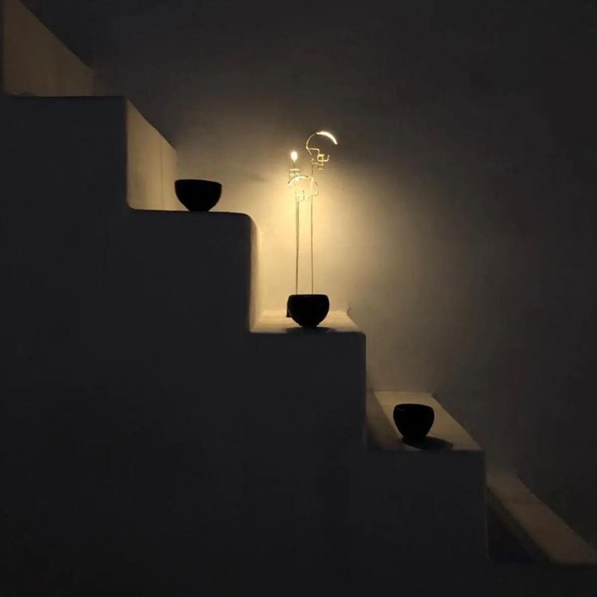 Boucle Akku Tischleuchte in Messing – elegante Designerlampe aus dem Hause DCW Editions geeignet fürs Wohnzimmer